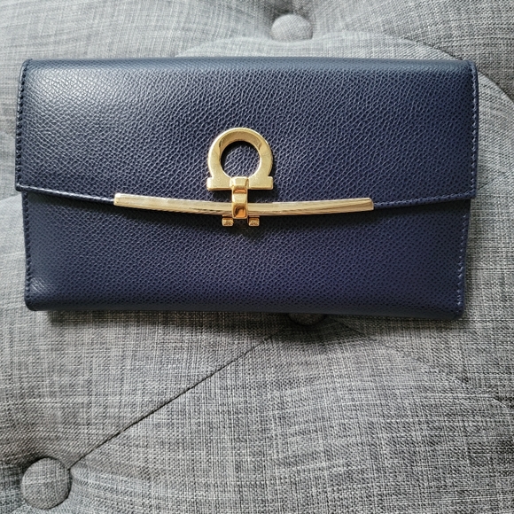 Authentic Salvatore Ferragamo wallet - Picture 2 of 10